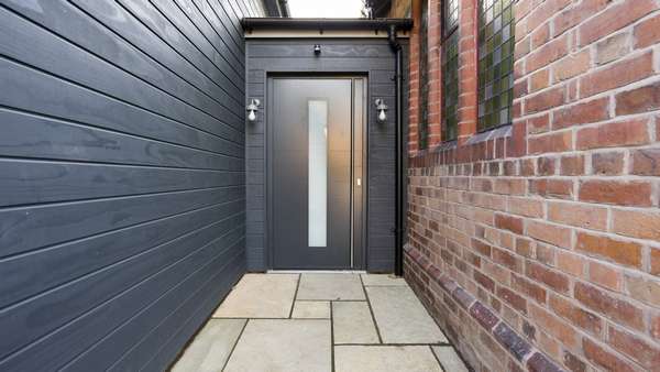 Overview image of the antracite grey RAL7016 aluminium entrance door.