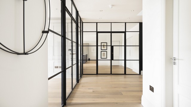 Another angle of the L shape Crittall screen dividing the hallway with the living rooms of this stunning home.