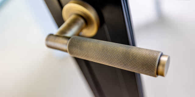 Antique Brass Signature Knurled Handle
