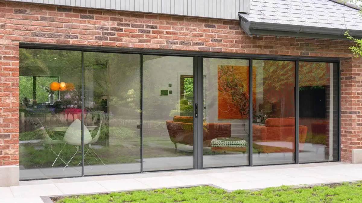 External view of the sliding door closed.
