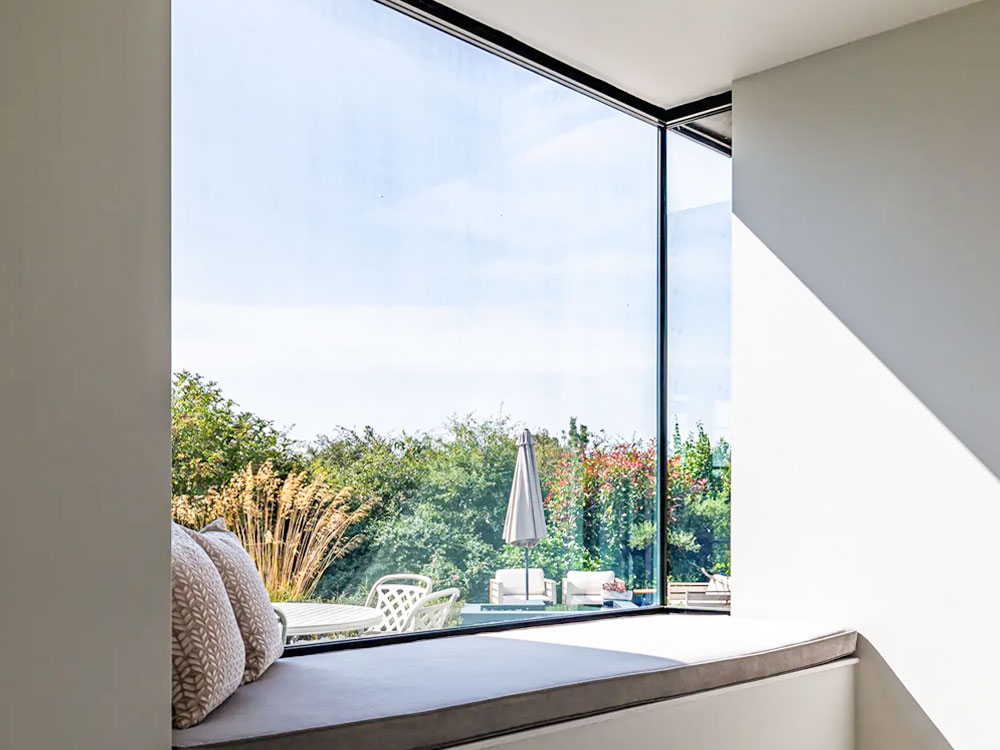 What Is an Oriel Window and Why It Matters in Architecture
