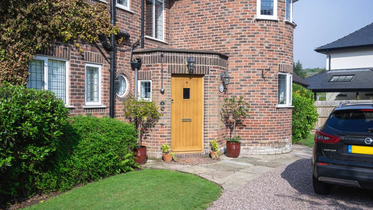 Oak entrance door close angle.