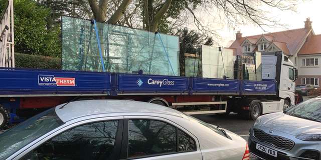 Large-glass-on-lorry.jpg