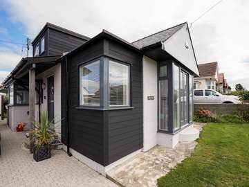 Close up of corner view showing aluminium clad timber corner window with matching aluminium corner post capping.