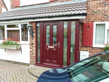 Traditional styled composite entrance door in mahogony with gold door handle and letterbox. The entrance is completed with multiple side lights to maximise on light and add a nice overall asthetic to the door. 