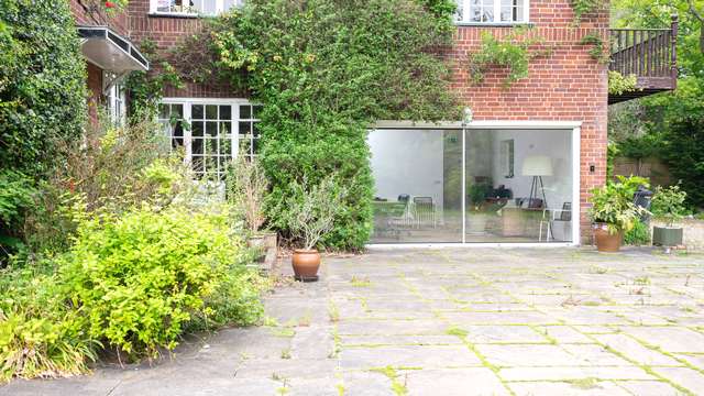 Alternative external view of the Knight Line aluminium sliding door.