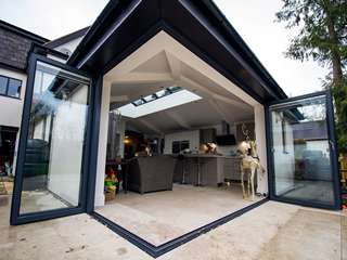Open view of corner aluinium bifold doors showing the flush floor threshold for the perfect flow between the indoor and outdoor space, great for summer evenings and entertaining.