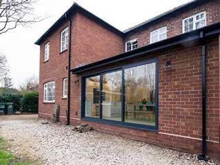 Aluminium window installation 