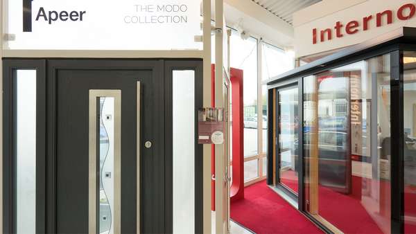 Apeer MODO entrance door with full height handle and sidelights.