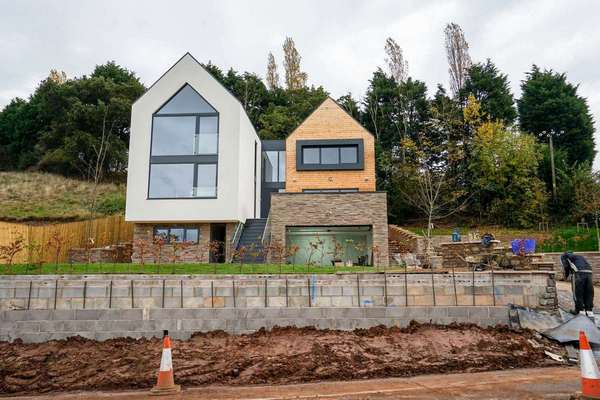 Full house installation of Aluminium windows, featuring contemporary enrtrance door and custom curtain walling system.
