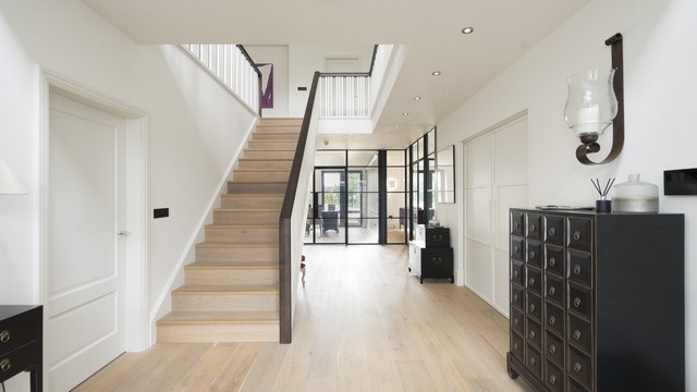 Wow, what an entrance. With lots of internal glazing it is possible to see straight through the home and into the back garden showing a glimpse of the lake the second you enter the home.