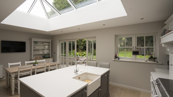 Alternative angle of this stunning space, superb light flow thanks to the aluminium roof lantern.
