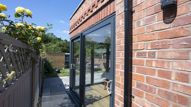 Close up of the aluminium sliding door in RAL 7016.